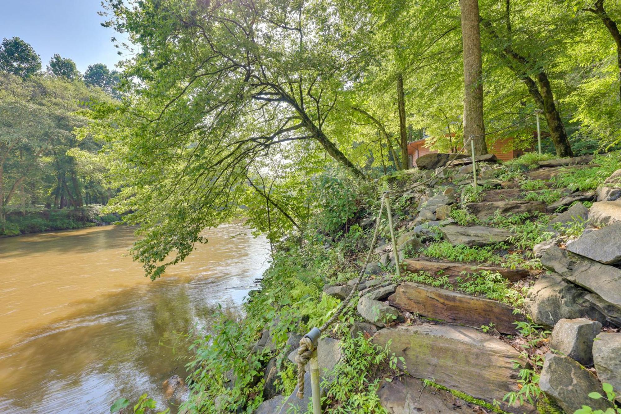 Riverfront Ellijay Cabin With Deck And Pool Access! Exteriér fotografie
